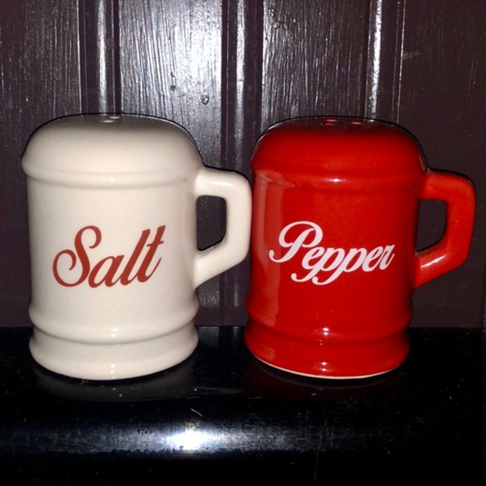 NWT Red & White Vintage Salt & Pepper Shakers - Picture 3 of 4